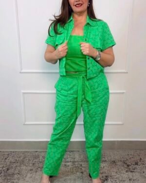 Conjunto 3 peças - Verde Camelia  - Calça, blusa cropped e camisa sobreposição